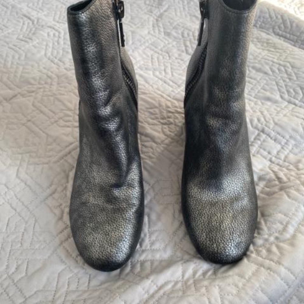 Kenneth Cole textured silver booties with block heel - Size 6 1/2M